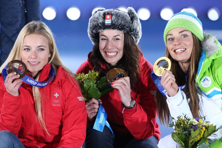 E qui con il podio completo, con la svizzera Lara Gut di bronzo e le due medaglie d&#39;oro Dominique Gisin e Tina Maze